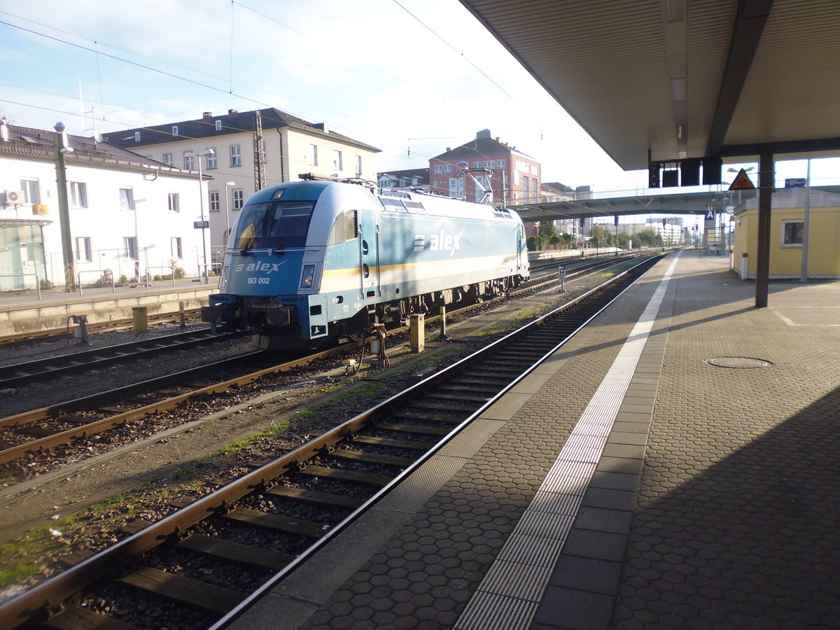 Eine BR 183  Taurus  des Alex in Regensburg Hbf. Der Zug wartet auf den ALX nach Mnchen Hbf.